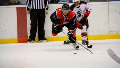 "Северная Звезда" и "Сахалин" возглавили областной чемпионат по хоккею с шайбой.